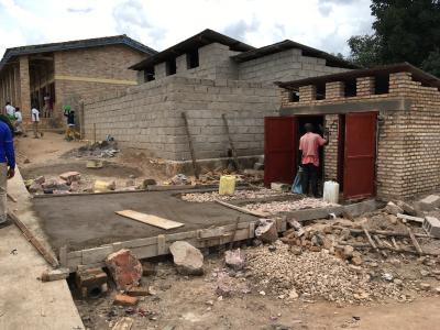 En lille bygning er ved at blive bygget i Rwanda