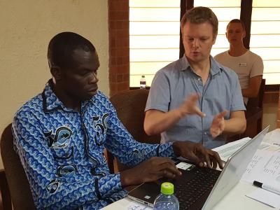 Kasper Bergmann i dialog med en kollega i Ghana