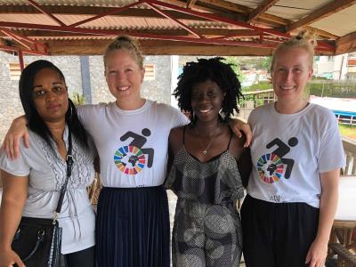 Maja Friis Jensen med frivillige i Sierra Leone