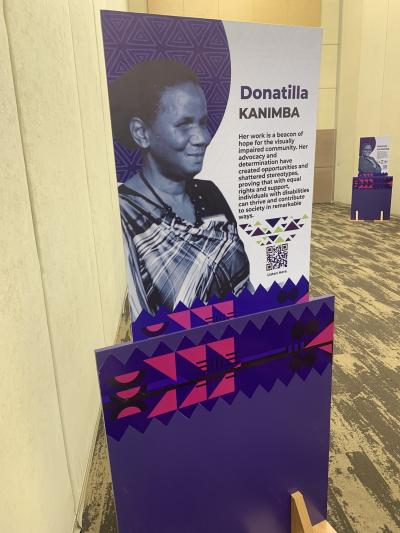 billede af roll up med Donatilla, der er forperson hos DBS' Rwanda-partner