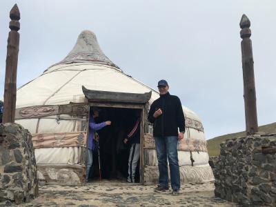 Christian Ferdinansen foran et traditionelt telt i Mongoliet