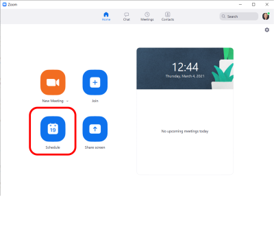 Skærmbillede fra Zoom appens åbningsbillede med fire store ikoner for: "New Meeting", "Join", "Schedule" og "Share screen". Der er indsat en rød pil, som peger på ikonet "Schedule", som du skal trykke på for at komme i gang med at oprette et møde. 