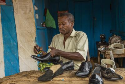 Martin i sin skomagerforretning i i Ghana