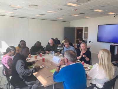 sydpartnerne og repræsentanter fra handicaporganisationer, der er aktive i Ghana, Rwanda eller Nepal sidder i nysgerrig dialog over en frokost.