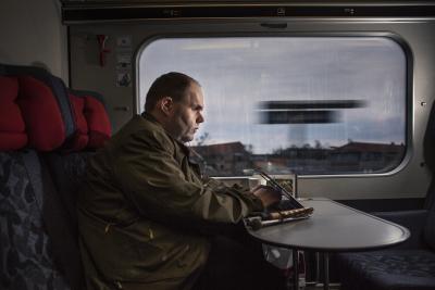 Thorkilde Olesen sidder ved et bord på et tog