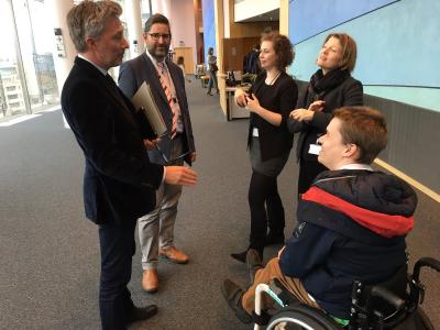 Morten Løkkegaard taler med fire personer hvoraf en sidder i kørestol