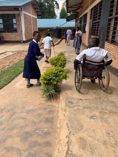 Billede af børn med forskellige handicap på tilgængelig skole i Rwanda