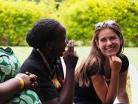 En ugandisk kvinde laver tegnsprog til dansk kvinde