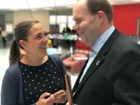 Socialminister Astrid Krag og Thorkild Olesen i snak i Handicaporganisationernes Hus