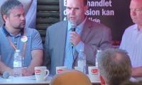 Thorkild Olesen sidder med en mikrofon i handen blandt mange andre til en debat på Folekmødet