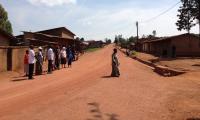Blinde og svagsynede trænes i at bruge den hvide blindestok til at krydse en vej i Rwanda