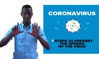 En mand i gang med at tegnsprogstolke et dias i baggrunden med teksten "7 steps to prevent the spread of the virus"