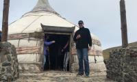 Christian Ferdinansen foran et traditionelt telt i Mongoliet