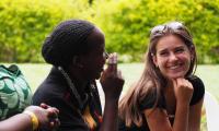En ugandisk kvinde laver tegnsprog til dansk kvinde