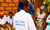 patient ekspert faciliterer en selvhjælpsgruppe for kvinder med psykiske vanskeligheder i den rwandiske landsby Rulindo
