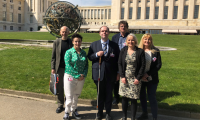 Delegation af 6 mennesker, der står foran FNs kontor i Geneve. En af dem er formand for Danske Handicaporganisationer Thorkild OIesen.