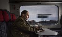 Thorkilde Olesen sidder ved et bord på et tog