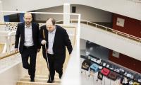 Lars Midtiby og Thorkild Olesen går sammen op ad en trappe i Handicaporganisationernes Hus