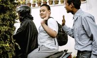 Nepalesisk dreng vinker farvel til ansat fra autismecenter