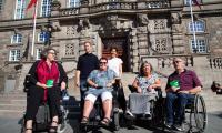 Sif Holst, Susanne Olsen mfl. sidder i kørestole foran Christiansborg