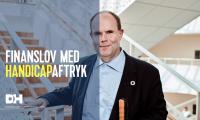 Billede af Thorkild Olesen foran en trappe med overskrift: finanslov med handicapaftryk