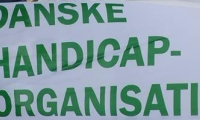 Hvidt banner med teksten "Danske Handicaporganisationer"