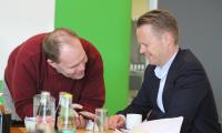 Thorkild Olesen og Jeppe Kofod (S) taler sammen