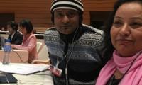 Repræsentanter fra Nepals handicapbevægelse sidder i et stort lokale i FN