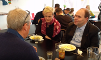 Thorkild Olesen og Pernille Rosenkrantz-Theil (S) spiser på den selvejende institution Lavuks STU