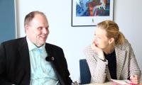 Thorkild Olesen og Sofie Carsten Nielsen (R) taler sammen