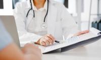 Sundhedstjek: Læge viser formular på clipboard til patient